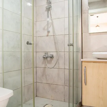 Charming Flat Near Sea With Shared Pool In 公寓