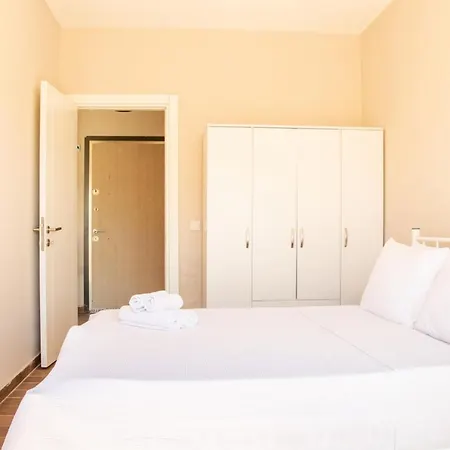 公寓 Charming Flat Near Sea With Shared Pool In *