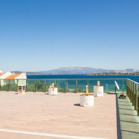公寓 Charming Flat Near Sea With Shared Pool In *
