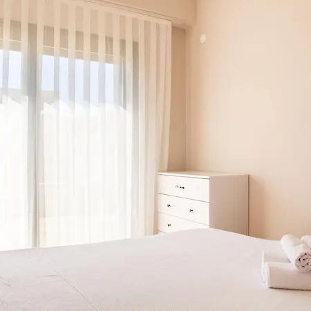 公寓 Charming Flat Near Sea With Shared Pool In *
